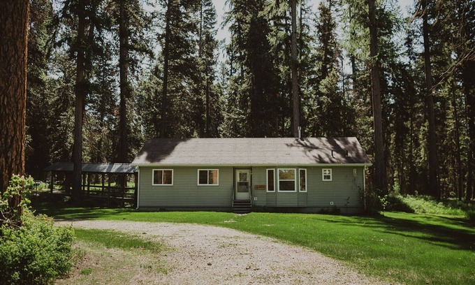 Seeley Lake Casa | Aspen Cabin at Tamaracks Resort. A view of the lake and expansive decks and yard
