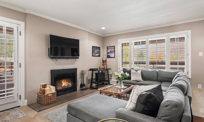 Aspen Condominio | Aspen Condo 1.5 Blocks to Town. Sleeping Den w/Sofa Bed, 3 Full Baths, Gas FP, Balcony. Pool & HT