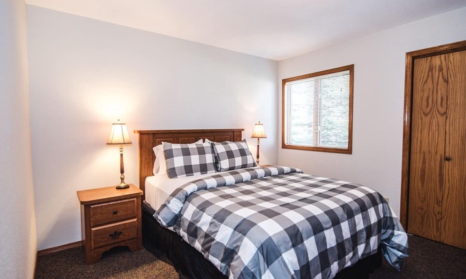 Red Lodge Condominio | Aspen Cozy 2 Bed/2 Bath Condo Unit #8 on Golf Course with Hot tub/ Sauna/ Pool