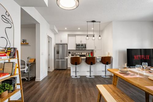 Springbank Hill Casa | Aspen - Entire Town House with Garage, Netflix, King Bed, Balcony, Perfect for Couples, Sleeps 4