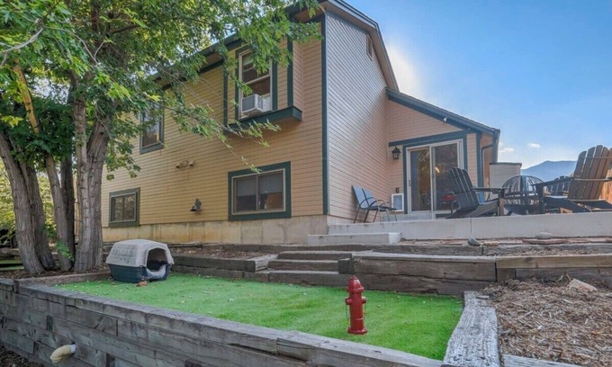 Northwest Colorado Springs Casa | Aspen Glen! Dog Friendly w Nintendo & Firepit!