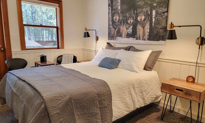 Mazama Casa | Aspen - queen bedroom w/deck at The Inn At Mazama