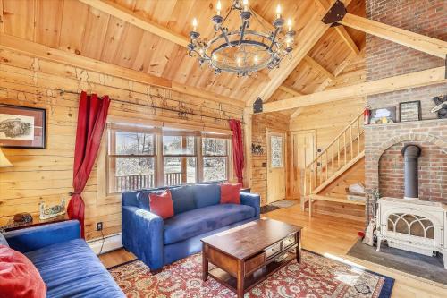 Morrisville Casa | Aspen's Run: 3 br log cabin, wood stove, deck, firepit, window a/c by Stowe Country Homes