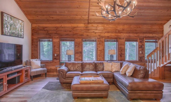 Sunny Slope Casa | Aspencliffe Home - Peaceful - Spacious - Hot Tub