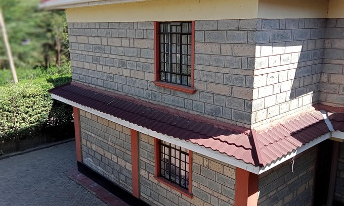 Naivasha Casa | Assiss place está en un lugar sereno y cómodo, al lado de la carretera.