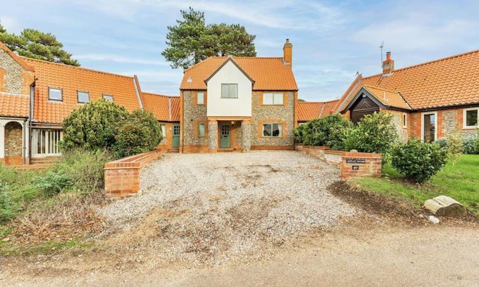 Holt Casa | Astley House - Norfolk Cottage Agency