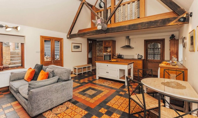 Henley-on-Thames Casa | Aston Pottery - Pet friendly