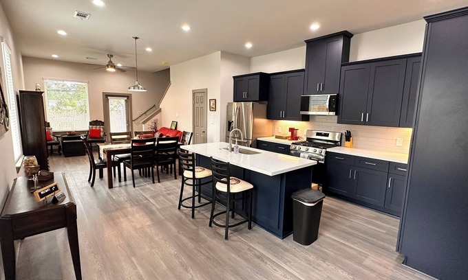 Spring Branch West Casa | Astonishing Cozy Pet Friendly - City Center, Memorial, Energy Corridor with Yard