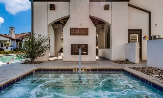 McNeil Apartamento | Astonishing Cozysuites on I-35 w Pool Parking 10