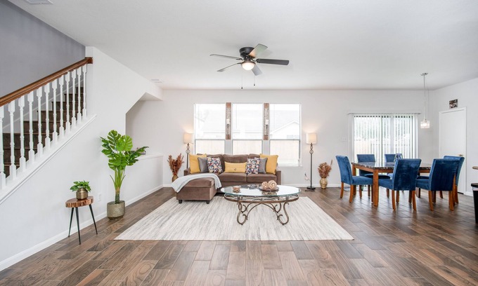 Mission Bend Casa | Astonishing Oasis in Houston, 4 Bdrm/2.5 Bath/Pool table/ Office/Backyard