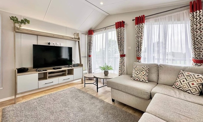 Cross Inn Casa | Astoria Caravan Decking