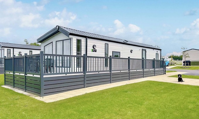 Cross Inn Casa | Astoria Caravan Pet Friendly Decking