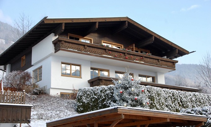 Bruck an der Grossglocknerstrasse Apartamento | Acogedor apartamento en la planta superior con balcón privado y vistas panorámicas a las montañas.