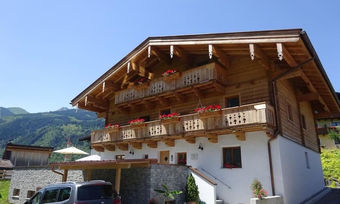 Bruck an der Grossglocknerstrasse Apartamento | Gemütliche Dachgeschosswohnung mit Balkon & Garten