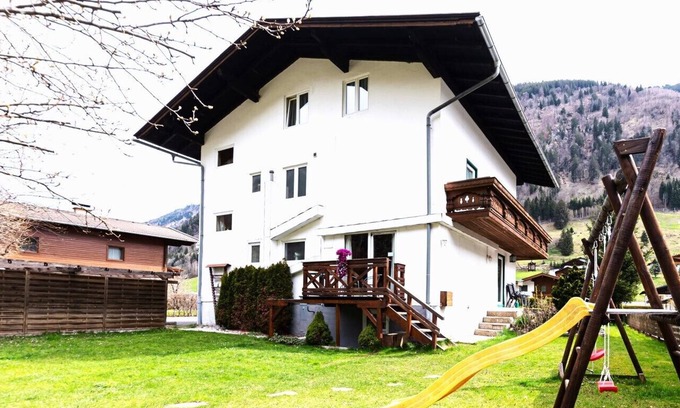 Fusch an der Grossglocknerstrasse Chalet De Esquí | Chalet Charlotte is situated at the Grossglockner Road, south of Zell am See.