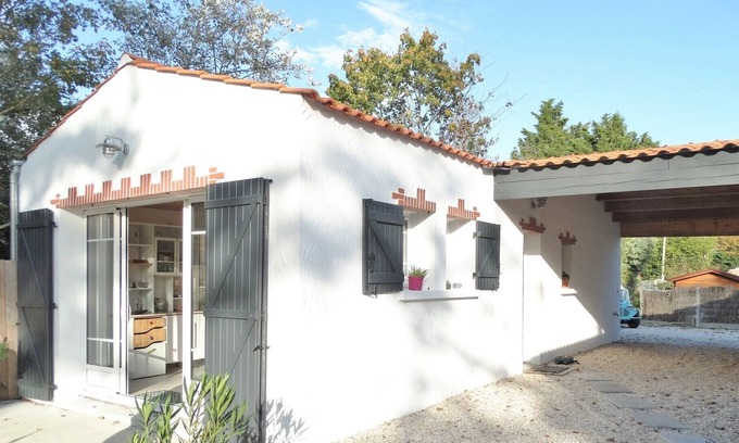 Saint-Hilaire-de-Riez Casa | A la Fradinière, pretty little holiday home & its 1850 m² garden