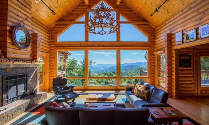 Old Fort Cabina | En la última logia | Hermosa 3BR Pet Friendly Log Home w / Hot Tub y comodidades!