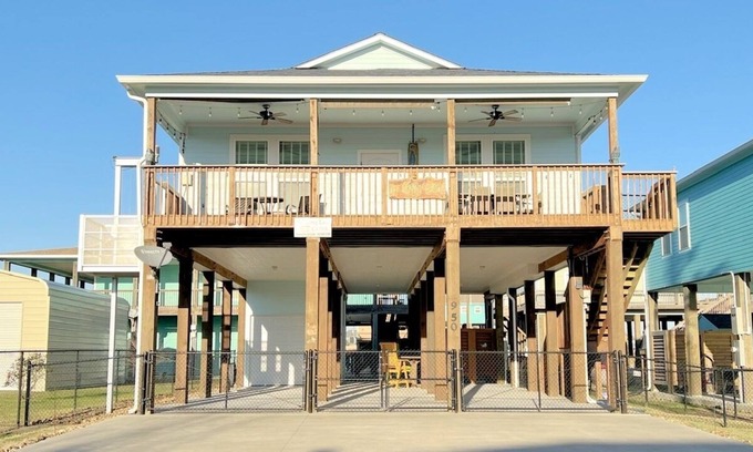 Crystal Beach Casa | AT LONG LAST - 3 bedroom, close to beach, fenced yard, cargo lift!