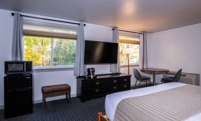 Peterborough Condominio | At Riverhouse you will find a home away from home!