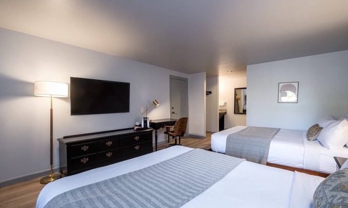 Peterborough Condominio | At Riverhouse you will find a home away from home!