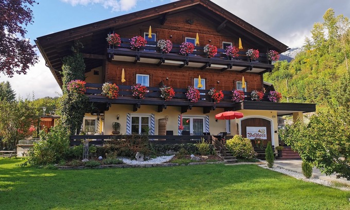 Sankt Wolfgang im Salzkammergut Apartamento | APARTMENT XL with bathing beach- 80m² /3 bedrooms, best location near the center