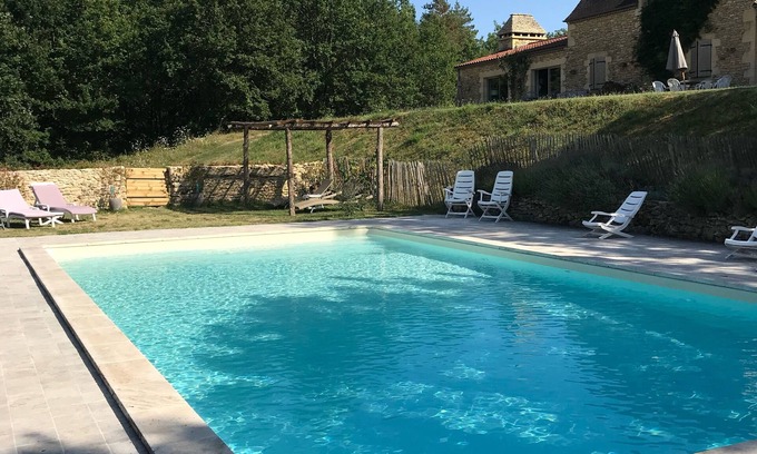 Tursac Casa | En el corazón del Périgord Negro, propiedad de carácter con unas vistas impresionantes, piscina