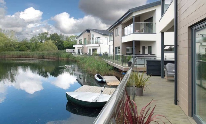 Ampney Crucis Casa | At Waters Edge | Lakehouse, Hot Tub + Rowing Boat