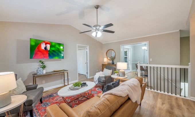 Woodstock Casa | ATH - Downtown Woodstock walkable. Fenced yard for pets! 165