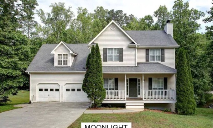 Acworth Casa | 19 Moonlight Drive · ¡Acworth comfort! Complejo de béisbol Lakepoint es de 9 millas en coche