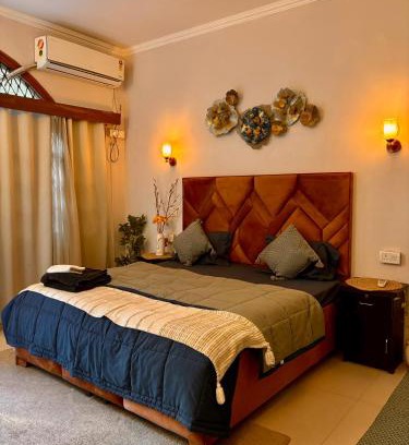 Kalkaji Cama Y Desayuno | Atharva's Homestay- Nehru Enclave Metro