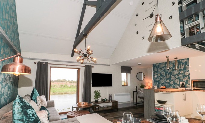 Burrowbridge Casa | ATHELNEY COTTAGE, pet friendly, with a garden in North Curry
