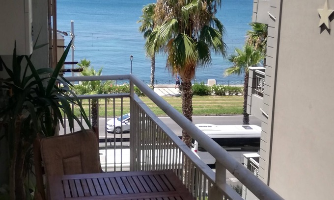 Palaio Faliro Apartamento | Apartamento con vista al mar y balcón en Paleo.