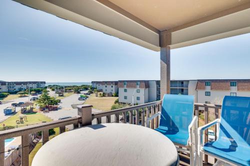 Morehead City Apartamento | Atlantic Beach Condo with Balcony and Beach Access!