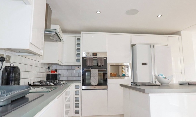 Porth Cabaña | ATLANTIC SUNSET, pet friendly, character holiday cottage in Newquay