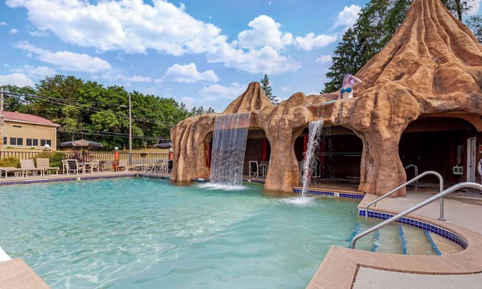 Lake Delton Hotel | Atlantis Family Waterpark Hotel, Ascend Hotel Collection