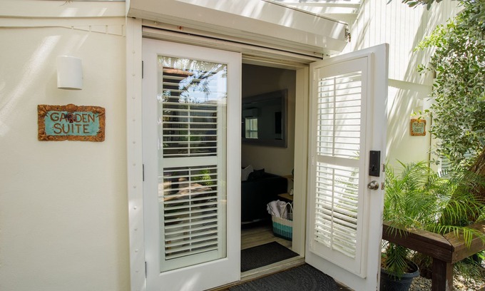 Key West Villa | Atlantis House Banyan Suite, close to beach, off-street parking, renovated