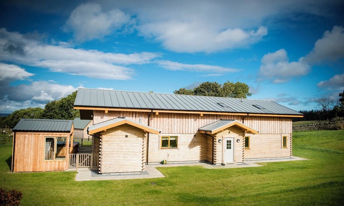 Balloch Cabaña | ATLAS, family friendly, with hot tub in Cawdor