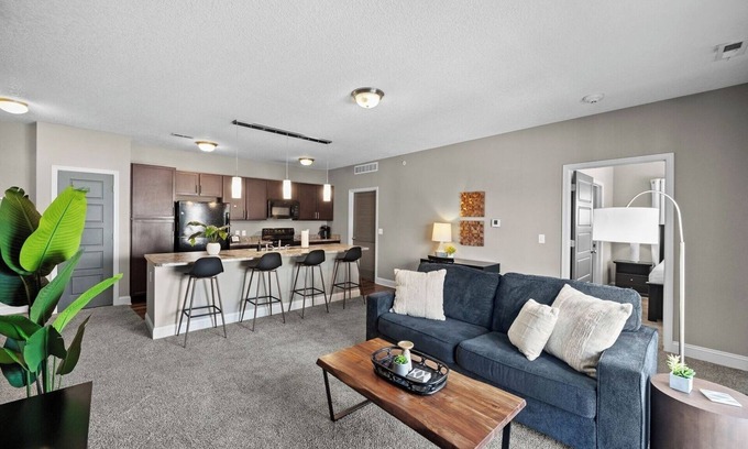 West Des Moines Apartamento | Attached Garage | Private Balcony | Gym & Tanning