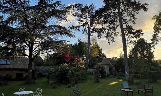 Bercheres-sur-Vesgre Casa | Attached house in walled garden 60 km from Paris, charming village