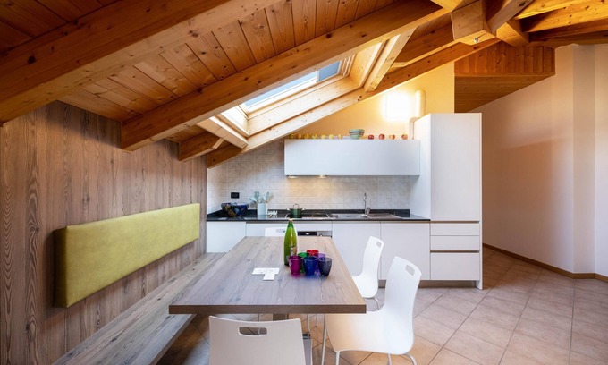 Revo Apartamento | Apartamento abuhardillado Groppello con vistas a la montaña y Wi-Fi; aparcamiento disponible
