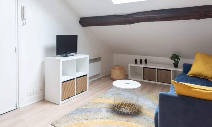 Saint-Mande Apartamento | Attic apartment with exposed beams