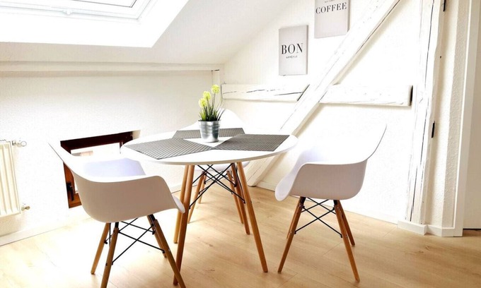 Zwickau Apartamento | Charmantes Altbau-Dachgeschossapp. zentral - APOLONIAliving