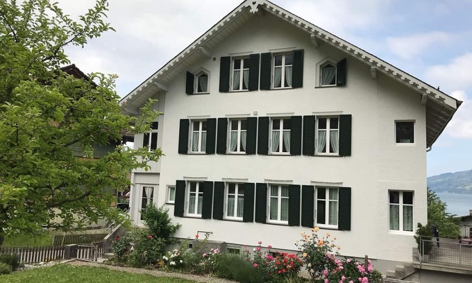 Leissigen Apartamento | Ático con vistas al lago de Thun y a las montañas.