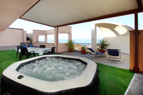 Santo Stefano di Camastra Apartamento | Attico vista mare con terrazza e spa riscaldata