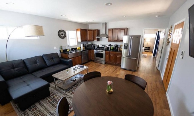 NoHo Arts District Casa | ATTRACTIVE 1-BEDROOM HOME IN GREAT NOHO ARTS DISTRICT LOCATION (p16)