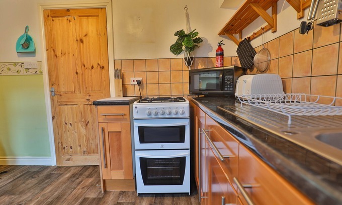 Hull Casa | Attractive property in Hull, with excellent road links shops and eateries.
