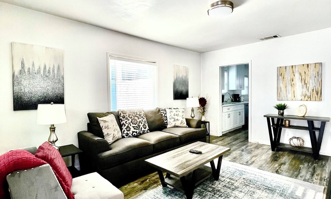 Sherman Oaks Apartamento | Attractive Large One Bedroom near Shops