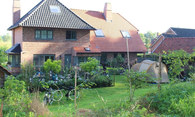 Sint-Laureins Casa | Attractive natural house set against the Leopold Canal.