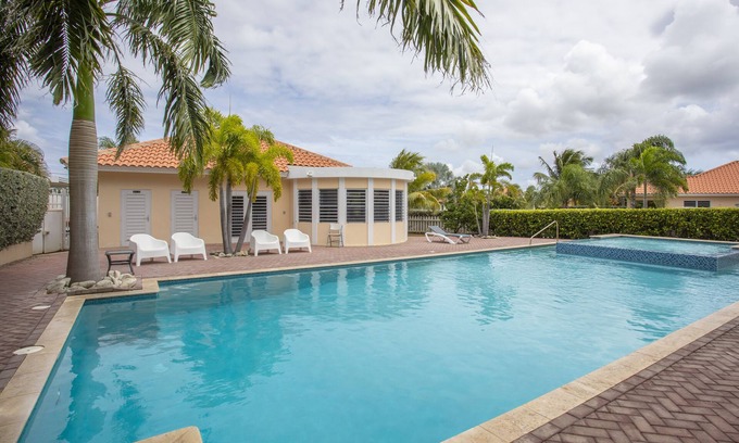 Willemstad Casa | Attractive villa in Jalousie resort with garden and pool communal