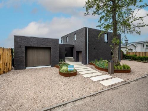 Kamperland Casa | Attractive villa with jetty